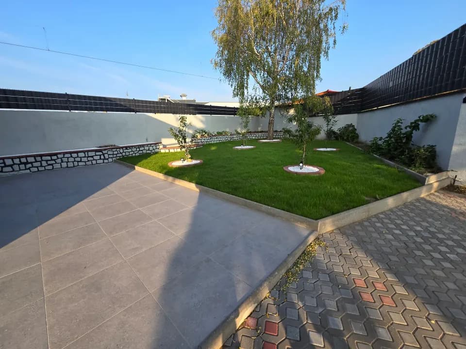 Sanierter Innenhof mit Pflaster-, Platten- und Gartenflächen aus der SorgfaltBau-Galerie in Halle