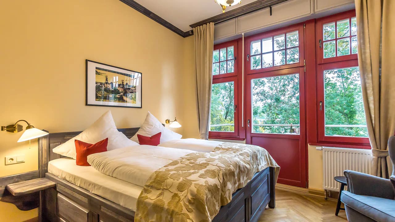 Helles Doppelzimmer mit zwei Betten und großen Fenstern